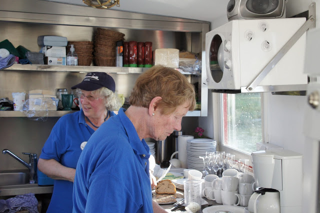 Bild "Chronik:2012-06-22_024_Alte_Faehre_-_Brigitte_Schatz_und_Marietta_Rauer_in_der_Kombuese.jpg"