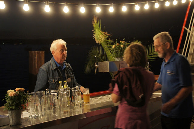 Bild "Chronik:2012-06-22_166_Alte_Faehre_-_Guenter_Apel_an_der_Bar.jpg"