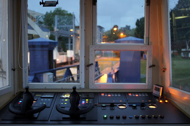 Bild "Chronik:2012-07-07_005_Alte_Faehre_-_Sonnenaufgangsfahrt_-_Faehrerstand.jpg"