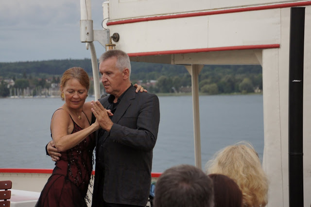 Bild "Chronik:2012-08-29_016_Alte_Faehre_-_Museumsfahrt_-_Die_Tango-Taenzer.jpg"