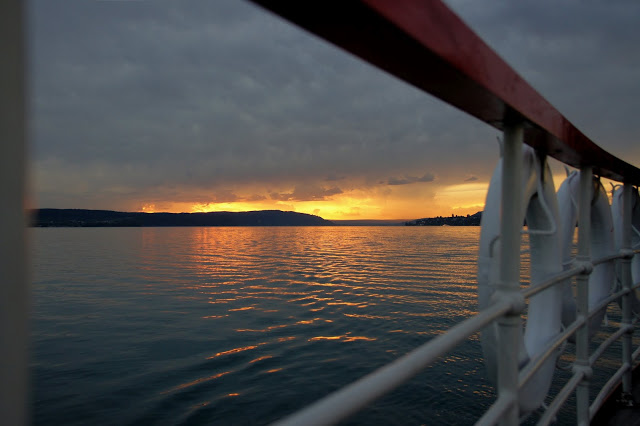 Bild "Chronik:2012-08-29_048_Alte_Faehre_-_Museumsfahrt_-_Abendhimmel_durch_Gelaender_gesehen_a.jpg"