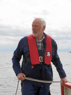 Bild "Chronik:2015-05-09_121_Alte_Faehre_-_Matrosenausbildung_-_Mann-ueber-Bord-Uebung_a_250b.jpg"