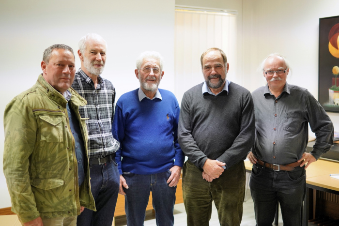 Bild "Chronik:2019-11-15_020_Alte_Faehre_-_MGV_-_Alter_und_neuer_Vorstand_5_a_700.JPG"