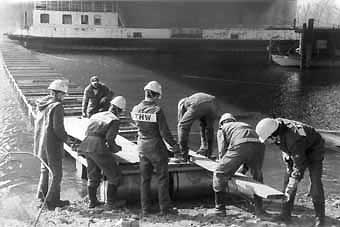 Bild "Chronik:thw_baut_bruecke.jpg"