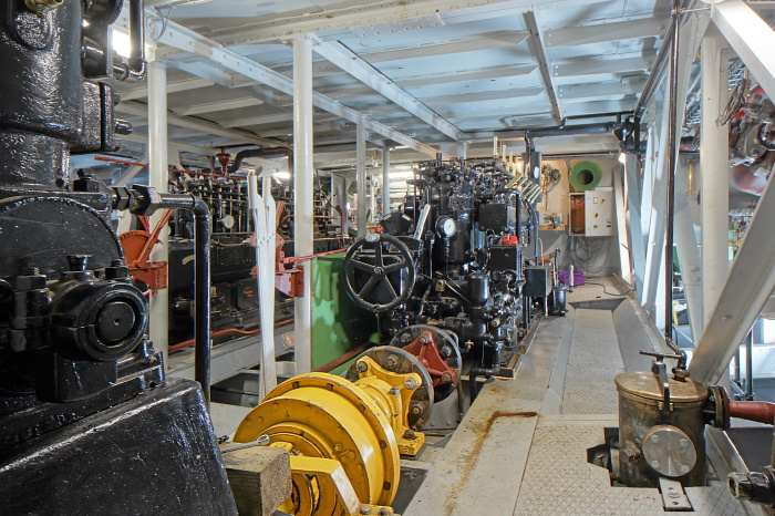 Bild "Die Fähre:2011-07-01_004_Alte_Faehre_-_Motorraum_700.jpg"