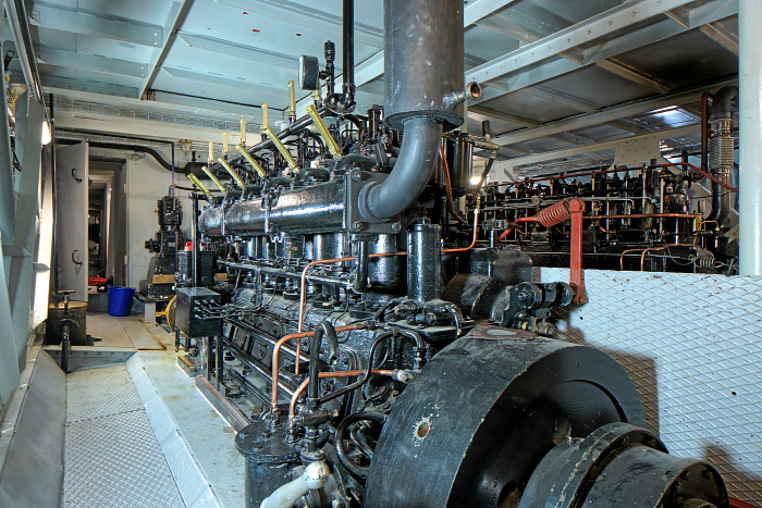 Bild "Die Fähre:2011-07-01_014_Alte_Faehre_-_Motorraum_-_Motor_I_von_Meersburg_700.jpg"