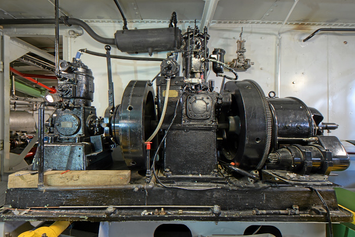 Bild "Die Fähre:2011-07-01_034_Alte_Faehre_-_Motorraum_-_Hilfsdiesel_700.jpg"