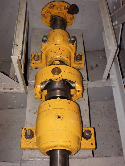 Bild "Die Fähre:2011-07_05_055_alte_Faehre_-_Wassertankraum_-_Welle_mit_Kardangelenk_a700.jpg"